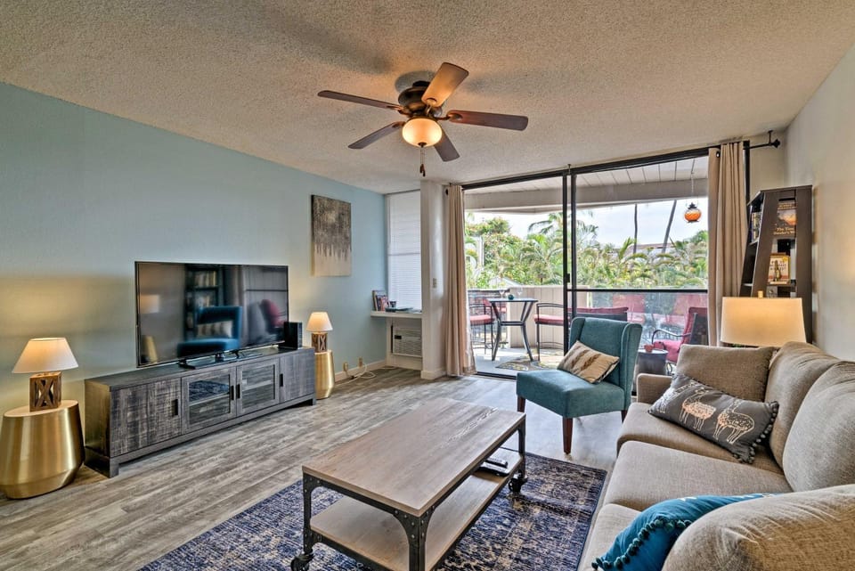 Kailua-Kona Condo with Lanai, Walk to Beach and Pier! Apartment in Holualoa