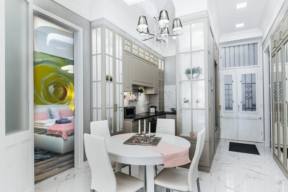 Bed, Kitchen or kitchenette, Seating area, Dining area, Bedroom