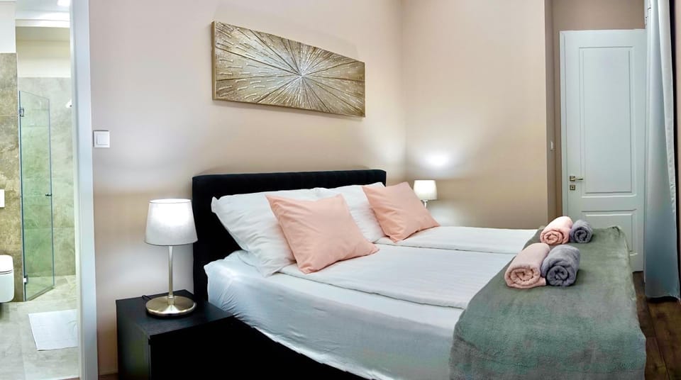 Bed, Photo of the whole room, Bedroom, towels