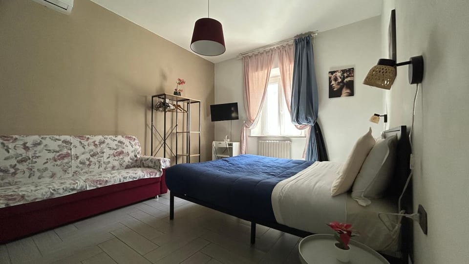 Bed, Photo of the whole room, Seating area, Bedroom