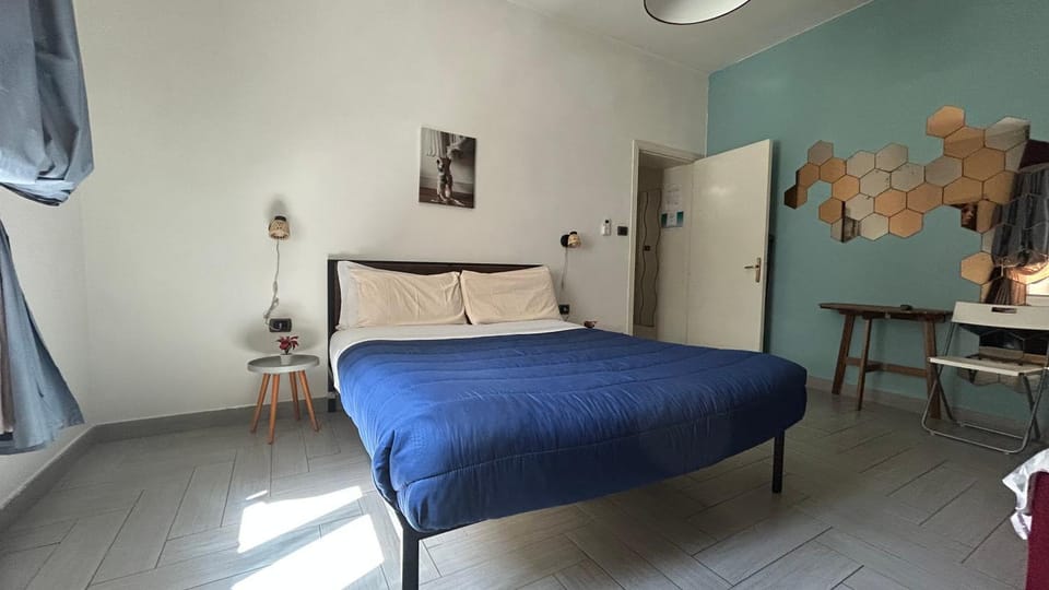 Bed, Photo of the whole room, Seating area, Bedroom