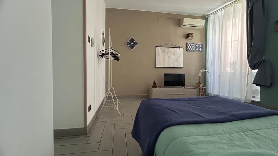 Bed, TV and multimedia, Photo of the whole room, Bedroom, air conditioner