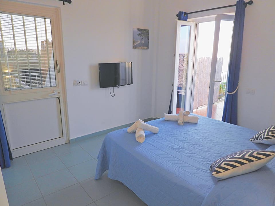 Bed, TV and multimedia, Photo of the whole room, Bedroom, towels