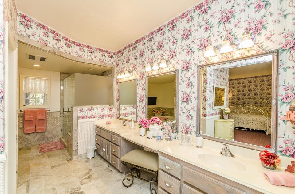 Apples Bed and Breakfast Inn Bed and Breakfast in Big Bear