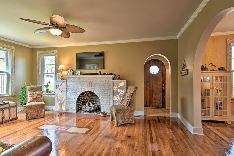 2 Mi to Oaklawn Casino Home with Peaceful Yard! House in Hot Springs