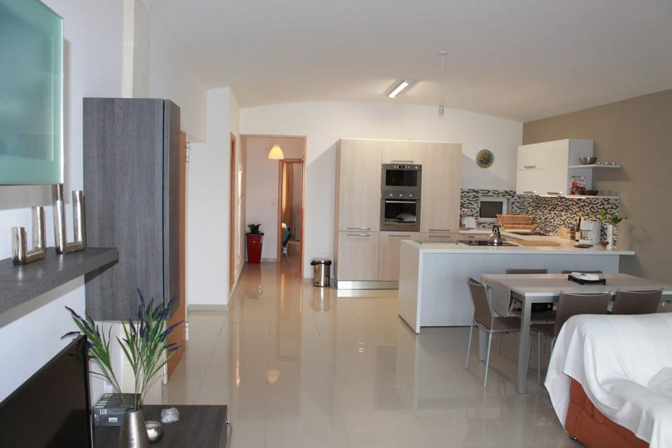 Photo of the whole room, Dining area