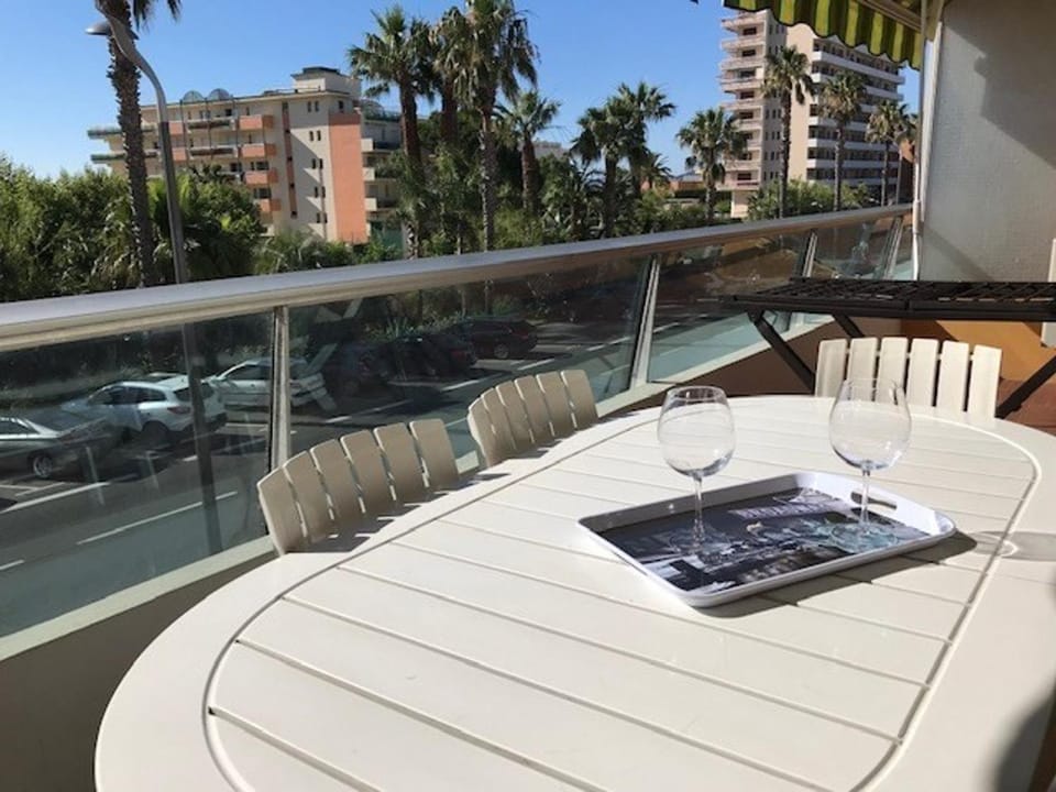 Appartement T2 climatisé au centre du Lavandou, terrasse, prox. plage - FR-1-308-123 Apartment in Le Lavandou