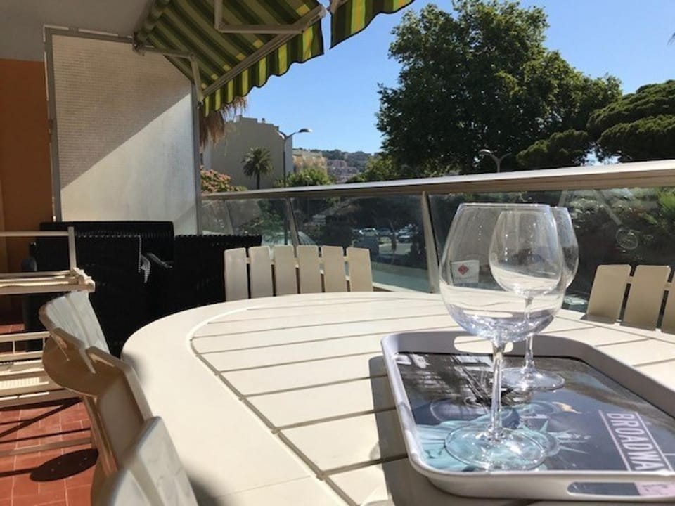 Appartement T2 climatisé au centre du Lavandou, terrasse, prox. plage - FR-1-308-123 Apartment in Le Lavandou