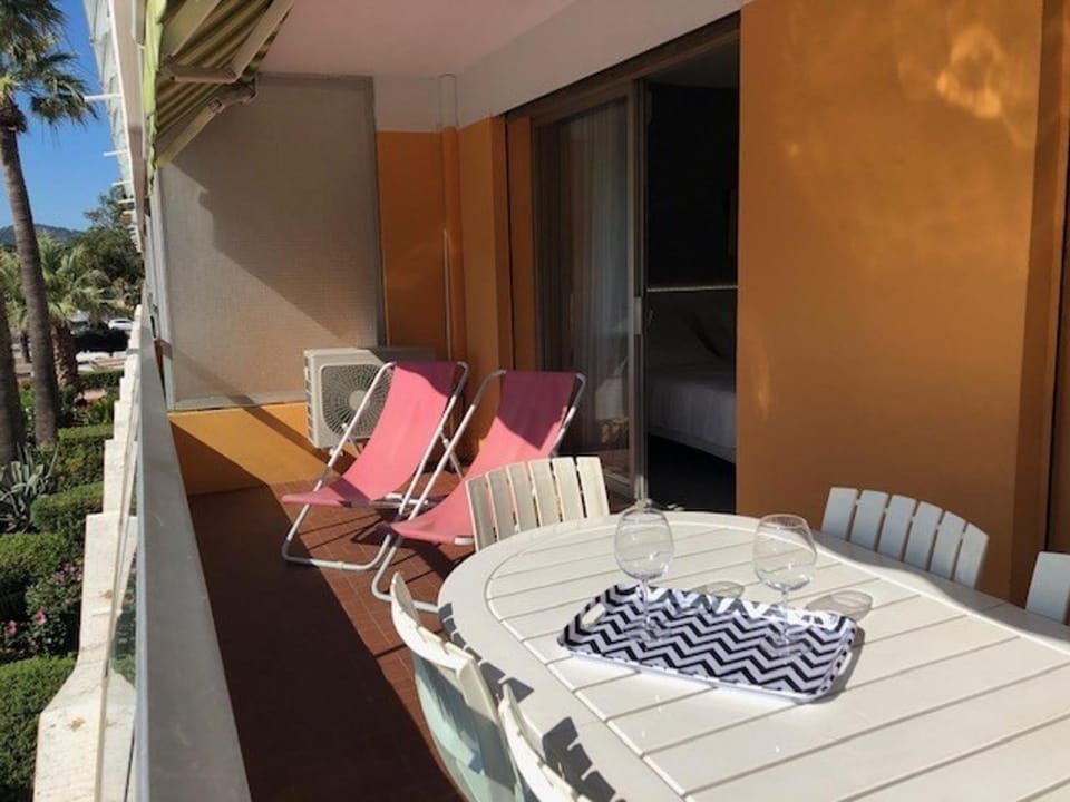 Appartement T2 climatisé au centre du Lavandou, terrasse, prox. plage - FR-1-308-123 Apartment in Le Lavandou