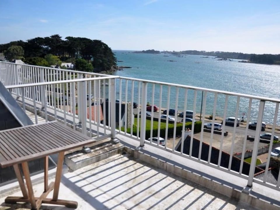 Appartement duplex avec terrasse, vue mer, plages à 100m, Trégastel - FR-1-368-224 Apartment in Trégastel