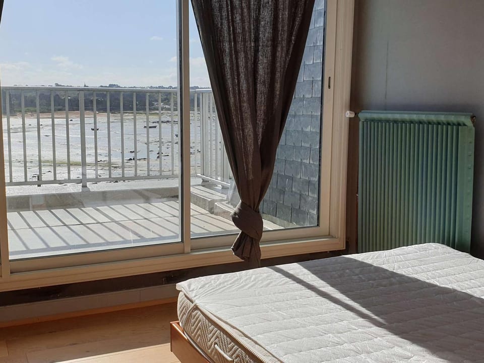 Appartement duplex avec terrasse, vue mer, plages à 100m, Trégastel - FR-1-368-224 Apartment in Trégastel