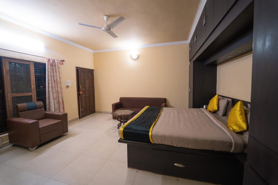 Bed, Photo of the whole room, Seating area, Bedroom