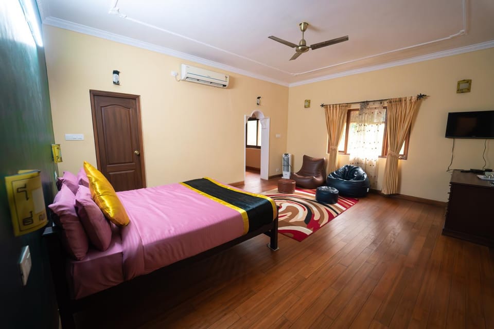 Bed, TV and multimedia, Photo of the whole room, Seating area, Bedroom