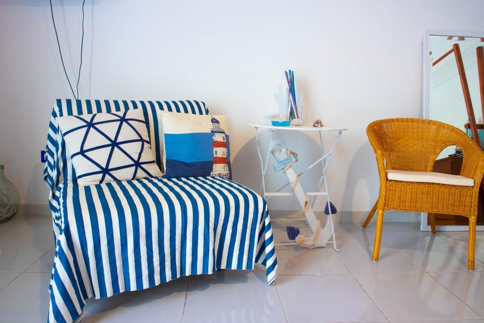 Coffee/tea facilities, Living room, Photo of the whole room, Decorative detail, Seating area, Bedroom