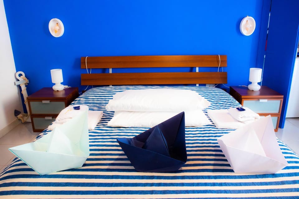 Bed, Other, Photo of the whole room, Decorative detail, Bedroom