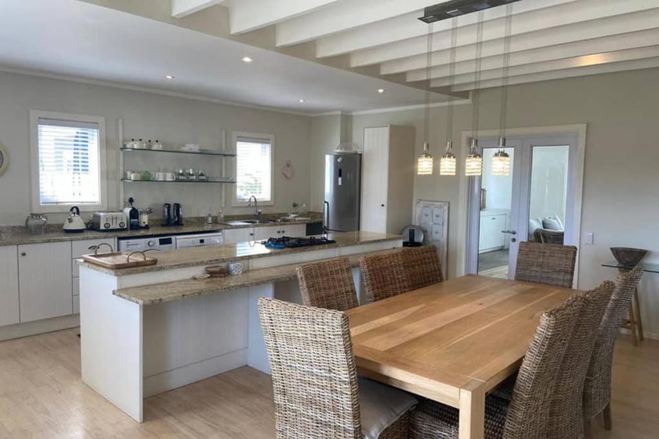 Kitchen or kitchenette, Dining area, Communal kitchen