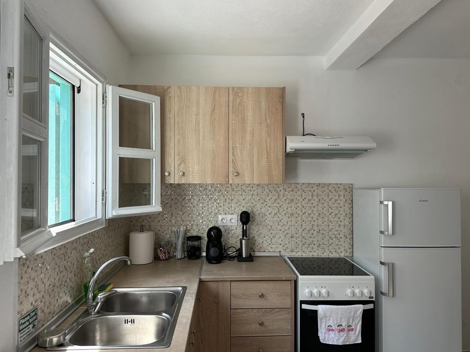 Coffee/tea facilities, Kitchen or kitchenette, oven, stove