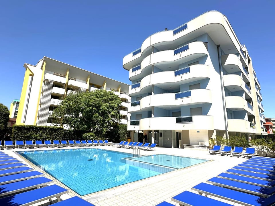 Property building, Day, Pool view, Swimming pool, sunbed