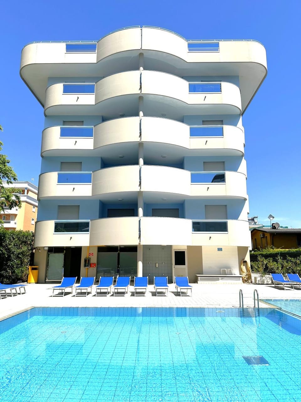 Property building, Day, Pool view, Swimming pool, sunbed
