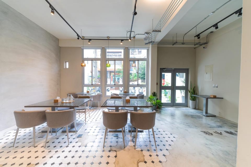 Living room, Lounge or bar, Seating area, Dining area
