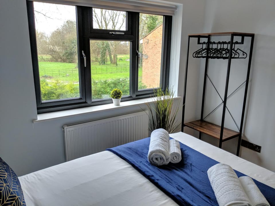Crown Meadow - 4 Bedroom House - Heathrow - ExcellentStays House in Slough
