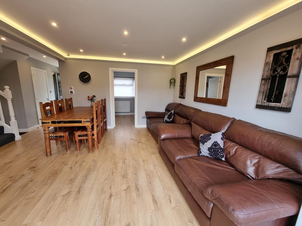 Crown Meadow - 4 Bedroom House - Heathrow - ExcellentStays House in Slough