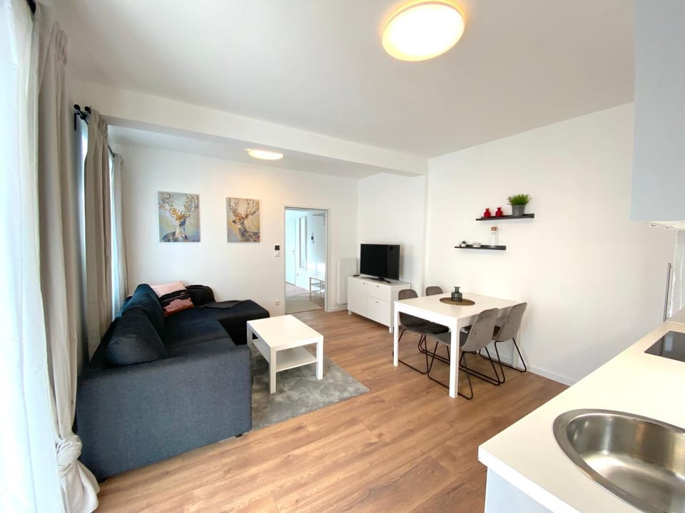 TV and multimedia, Kitchen or kitchenette, Living room, Seating area, Dining area