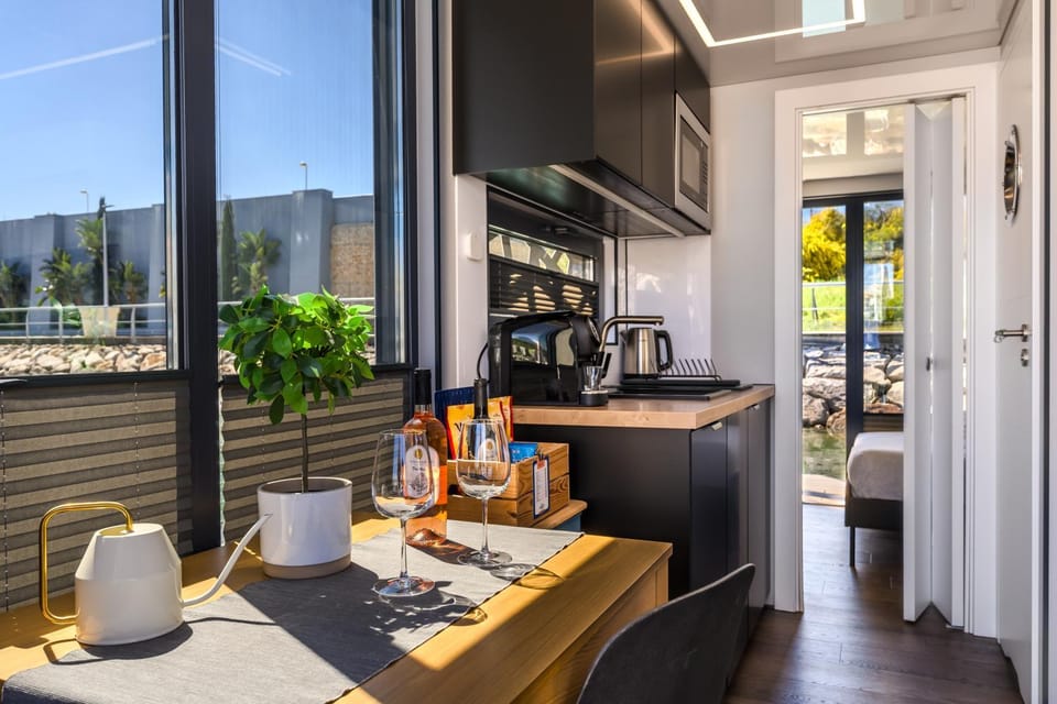 Coffee/tea facilities, Kitchen or kitchenette, Dining area, minibar