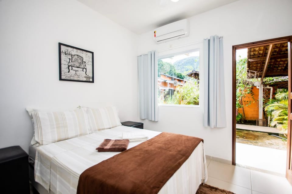Photo of the whole room, Garden view