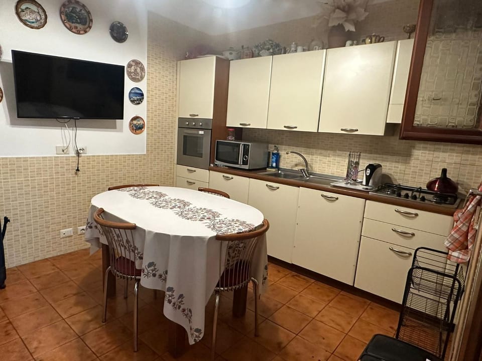TV and multimedia, Kitchen or kitchenette, Dining area, oven, stove