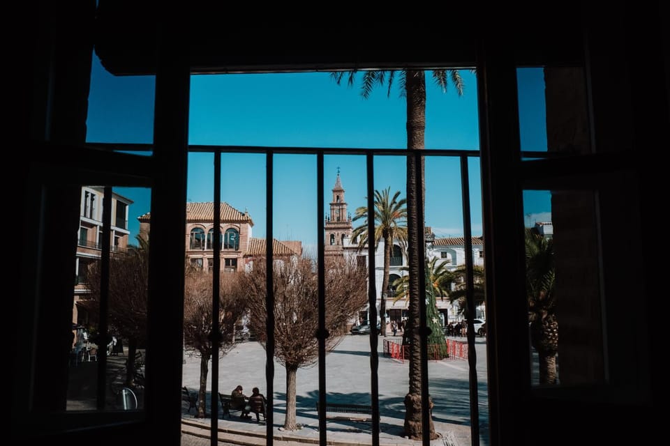 Nearby landmark, Decorative detail, City view, Landmark view, Street view