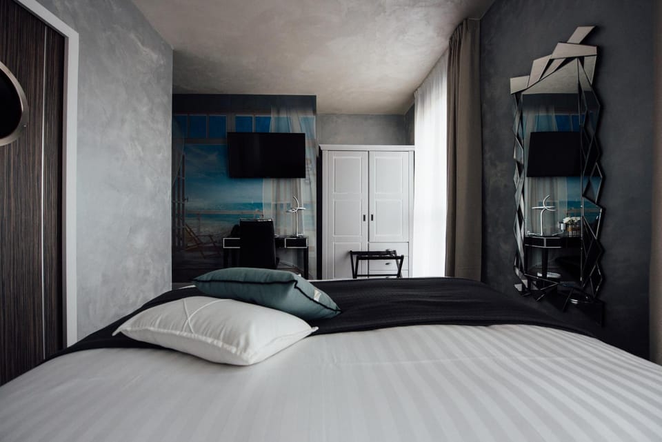 Bed, TV and multimedia, Photo of the whole room, Bedroom