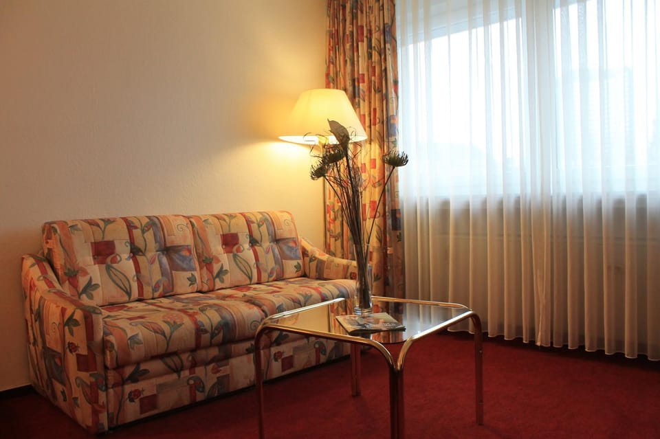 Day, Decorative detail, Seating area