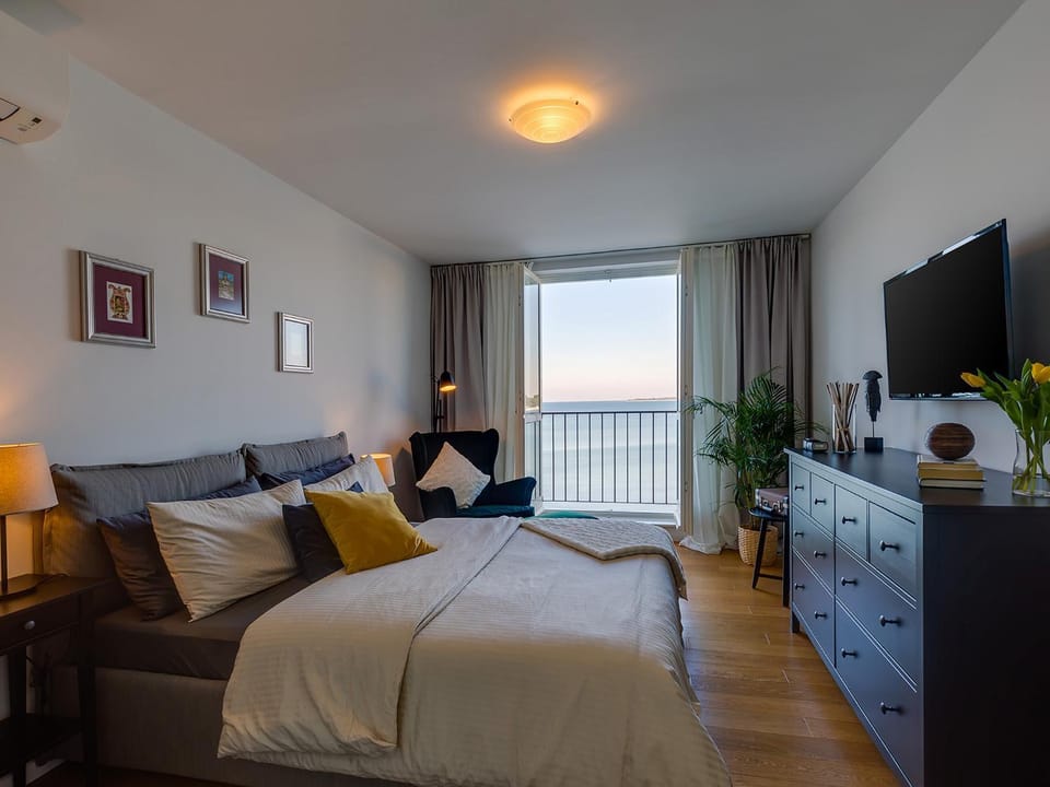 Photo of the whole room, Bedroom