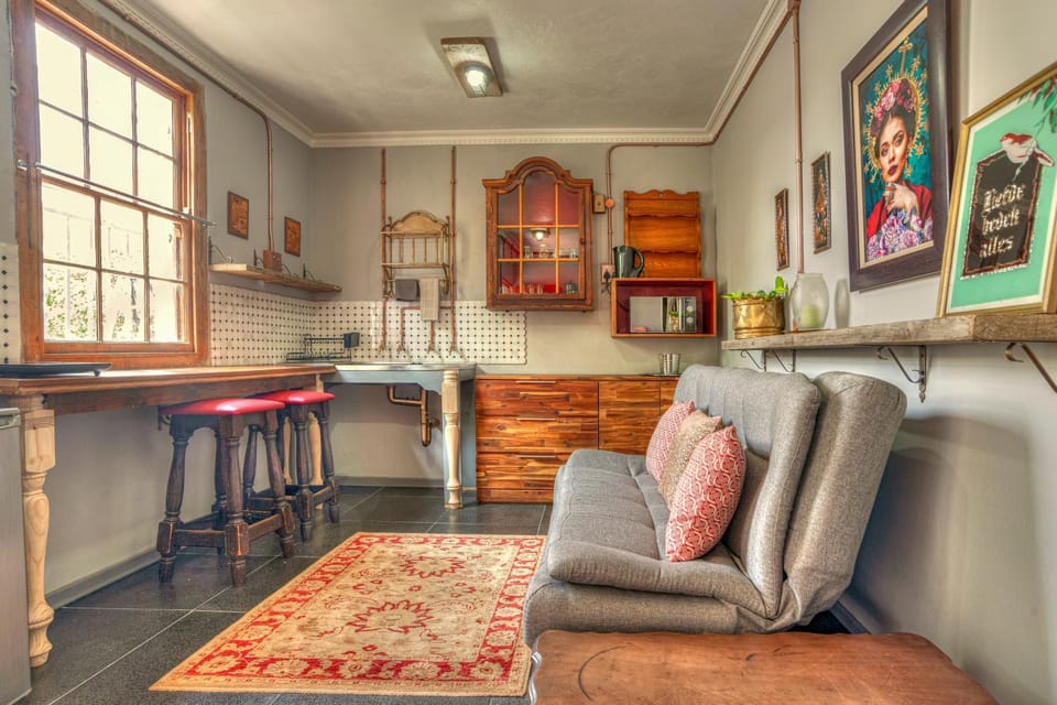Kitchen or kitchenette, Seating area