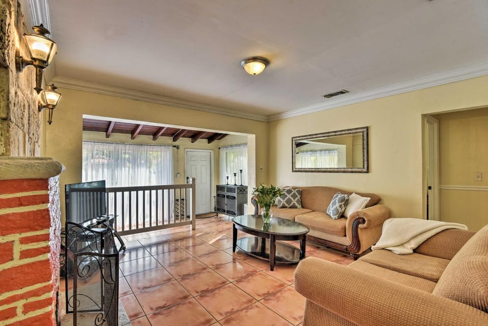 Quaint Central Miami Bungalow: 10 Mi to Mid-Beach! House in Miami Springs