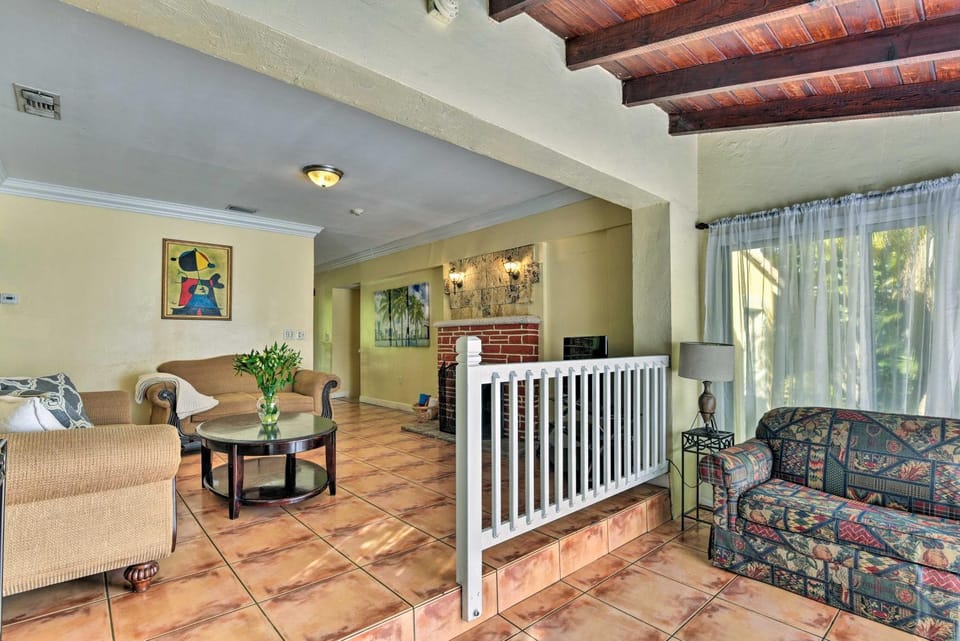 Quaint Central Miami Bungalow: 10 Mi to Mid-Beach! House in Miami Springs