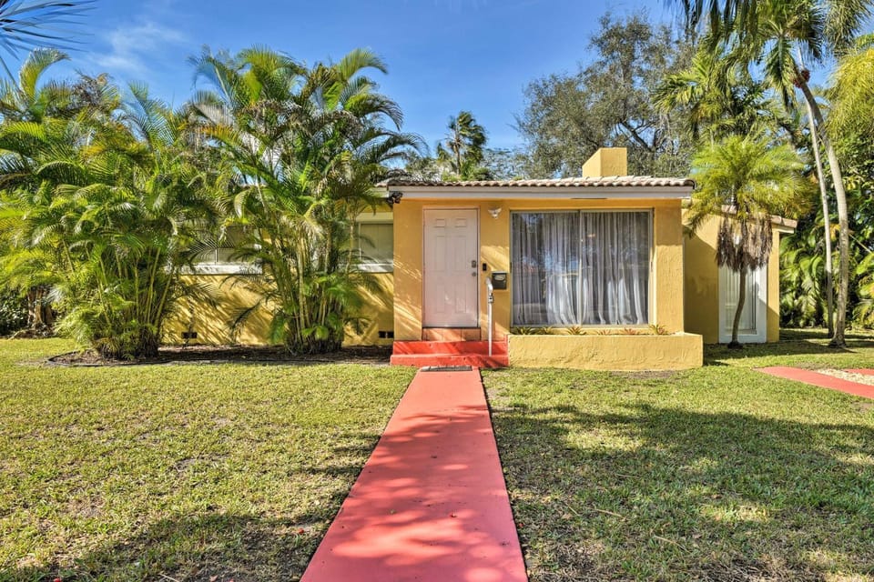 Quaint Central Miami Bungalow: 10 Mi to Mid-Beach! House in Miami Springs