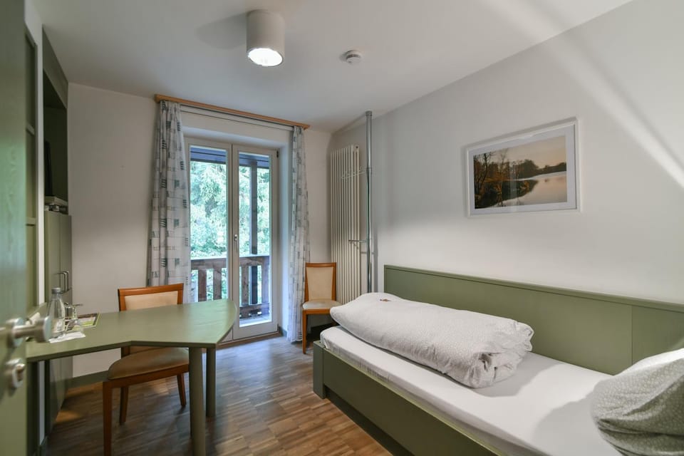 Bed, Photo of the whole room, Seating area