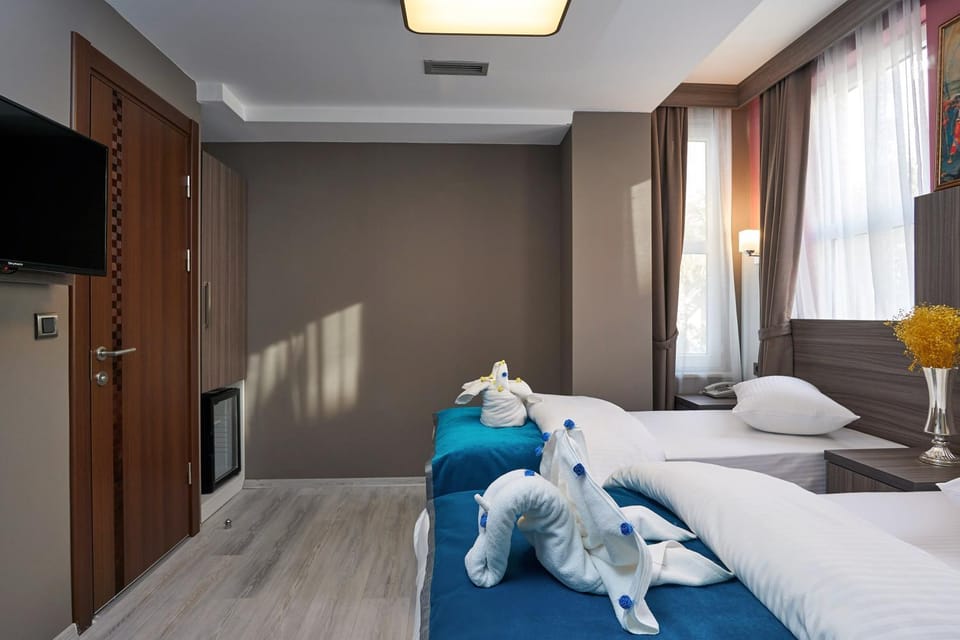 Bed, TV and multimedia, Photo of the whole room, Bedroom, towels