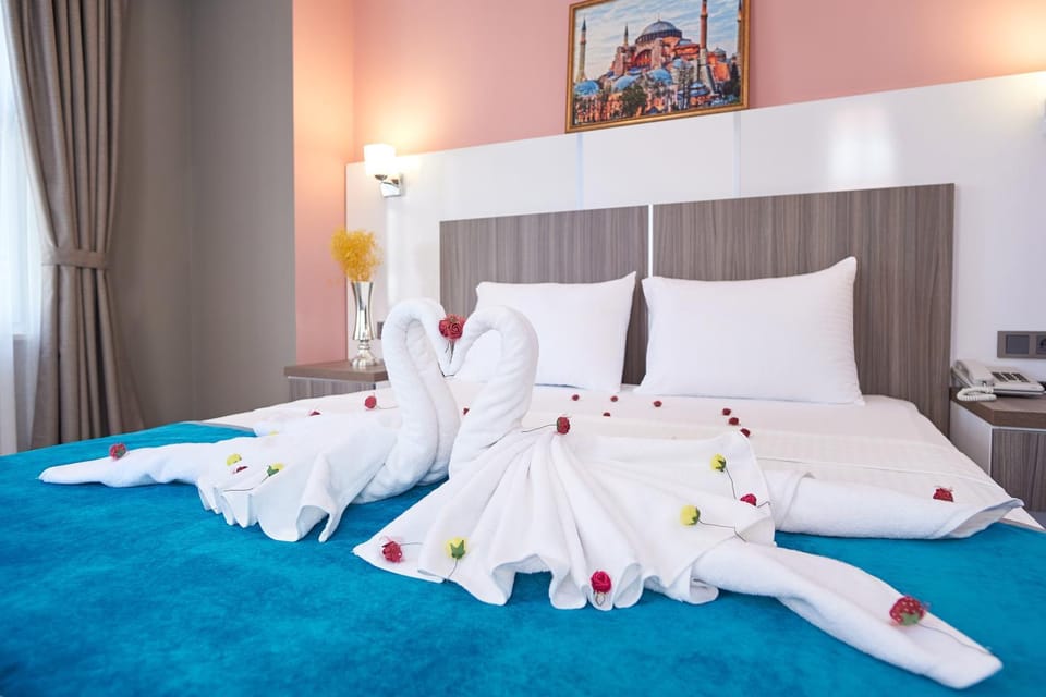 Bed, Bedroom, towels