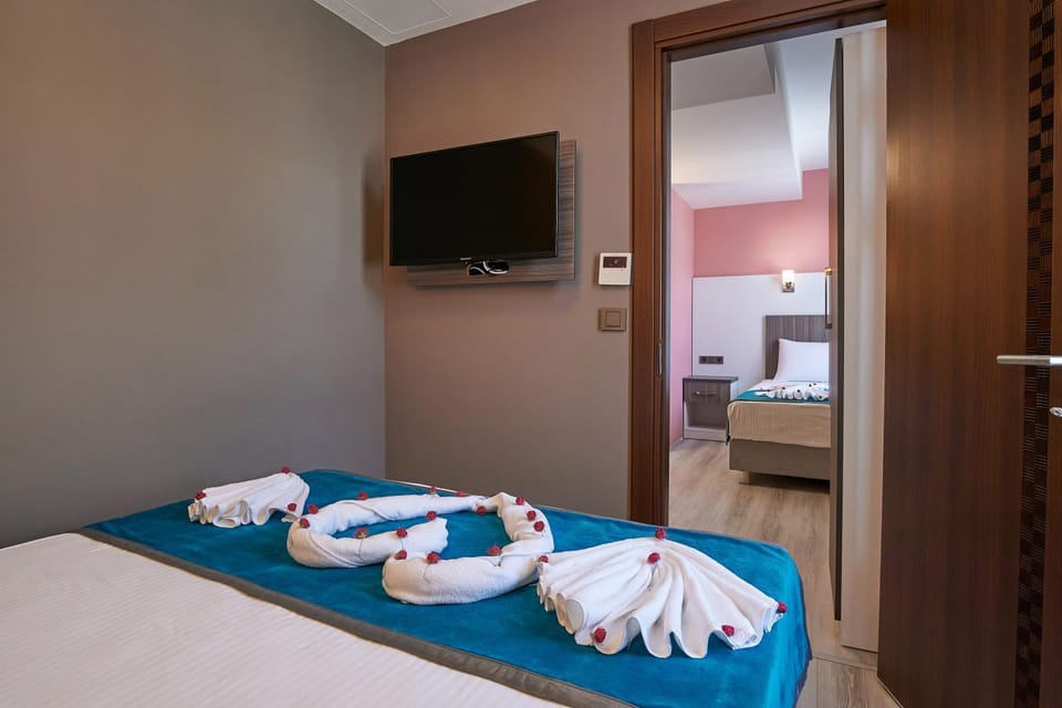 Bed, TV and multimedia, Photo of the whole room, Bedroom, towels, wardrobe