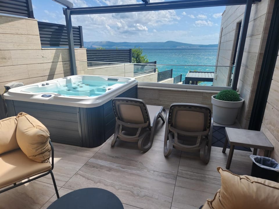 Hot Tub, Balcony/Terrace, Sea view, sunbed