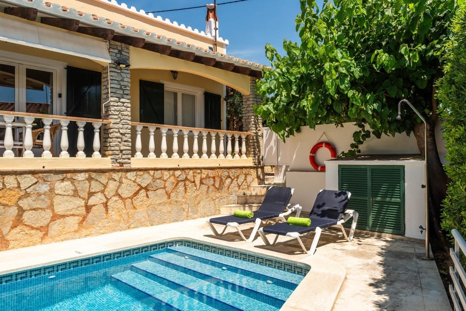 Villa Mari - con piscina privada y jardin en Calan Porter Villa in Balearic Islands