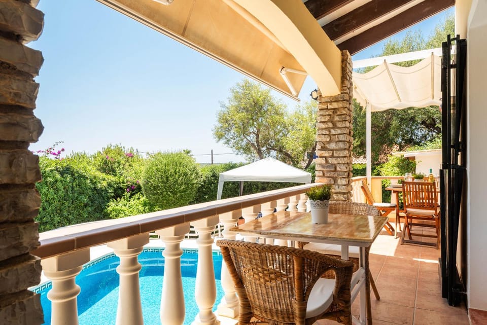 Villa Mari - con piscina privada y jardin en Calan Porter Villa in Balearic Islands