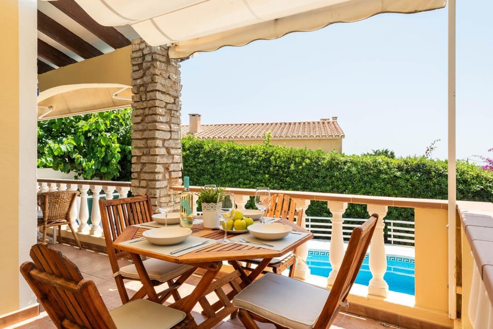 Villa Mari - con piscina privada y jardin en Calan Porter Villa in Balearic Islands
