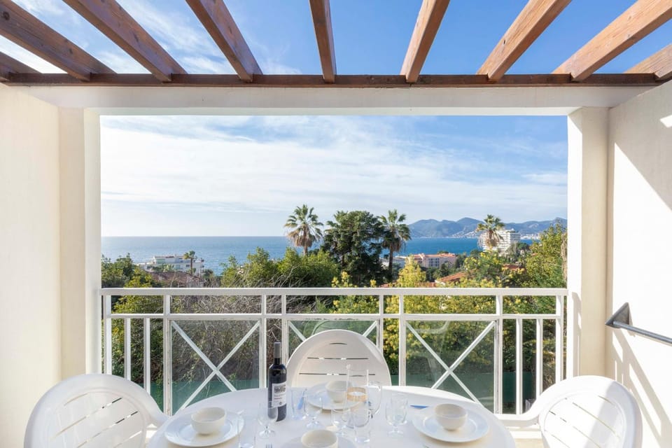 Property building, Balcony/Terrace, Sea view