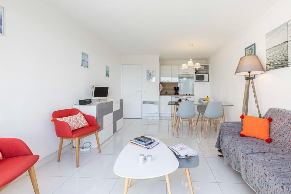Living room, Lounge or bar, Seating area, Dining area