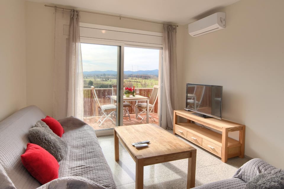 Communal lounge/ TV room, Balcony/Terrace, Living room, Mountain view