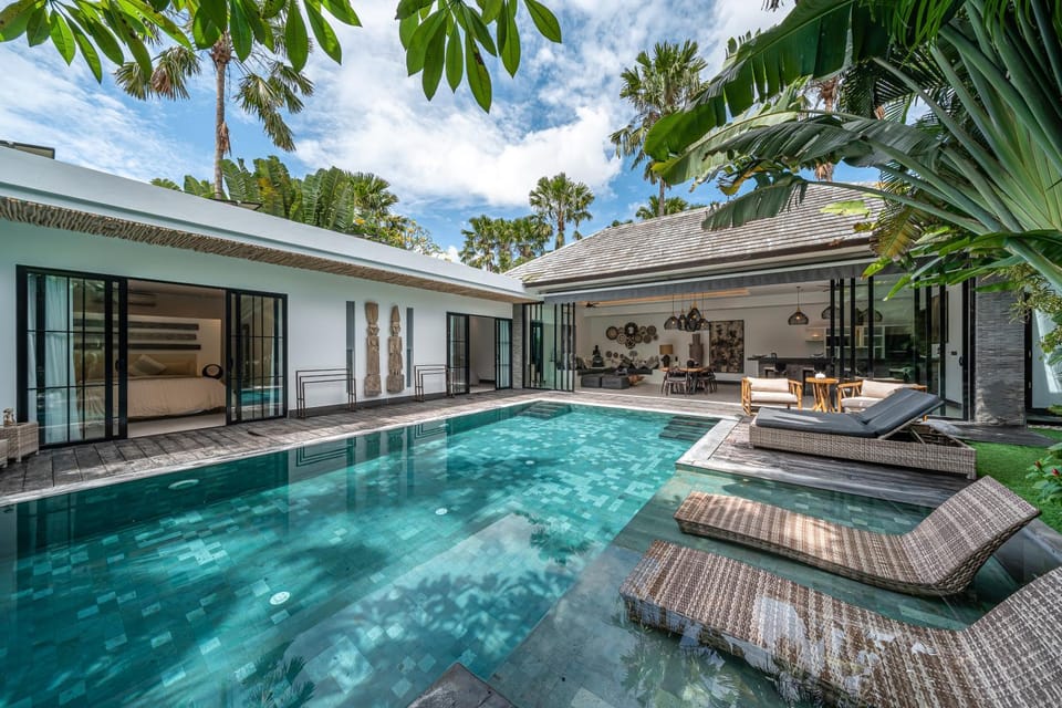 Property building, Patio, Day, Pool view, Swimming pool, sunbed